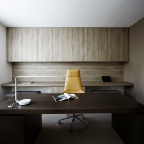 โต๊ะเขียนหนังสือสีน้ำตาลเข้ม