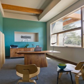 หน้าต่างบานใหญ่ในสำนักงานของบ้านส่วนตัว