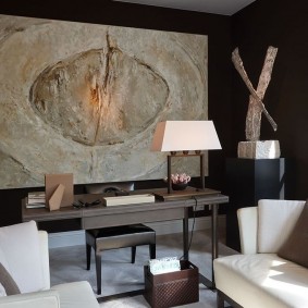 โต๊ะในห้องที่มีผนังสีดำ