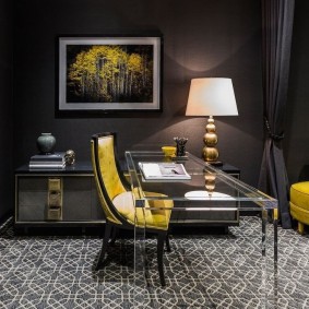 โต๊ะโปร่งใสทำจากพลาสติกอย่างดี