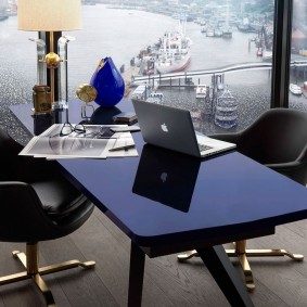 โต๊ะสีดำที่ด้านหน้าของหน้าต่างพาโนรามา