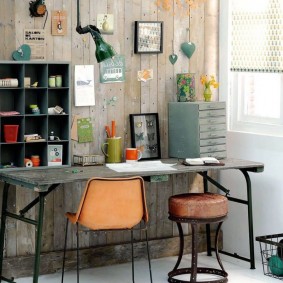 ไม้กระดานเก่าบนผนังตู้