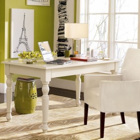 เก้าอี้สีขาวขาหยิก