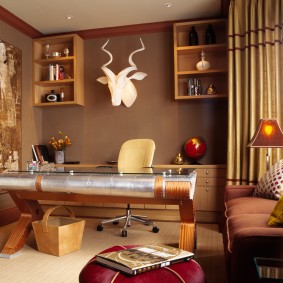 เปิดตู้เก็บของบนผนังสีน้ำตาล