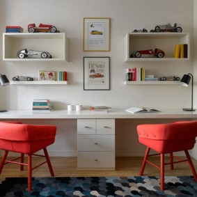 Chaises rouges dans une salle blanche