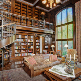 Bücherregale in einem Raum mit einer Treppe