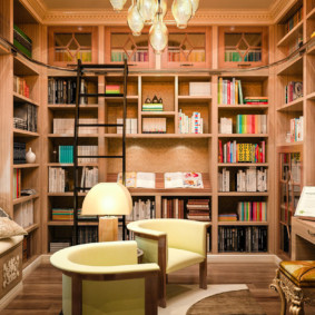 Bücherregal bis zur Decke