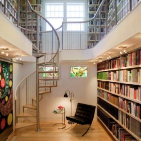 Wendeltreppe in einem Raum mit Büchern.
