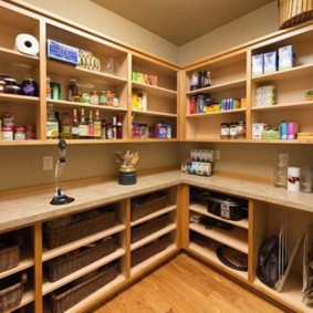 Offene Regale zur Aufbewahrung von Lebensmitteln