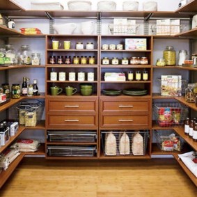 Gestelle in der Speisekammer eines Privathauses