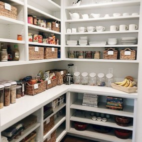 Weiße Regale mit Lebensmitteln