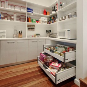 Schubladen in der Speisekammer