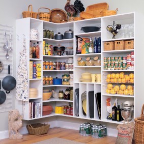 Lagerung von Produkten in Regalen in der Speisekammer