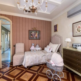 Creșă elegantă cu tapet de hârtie