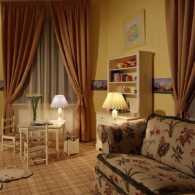 Lămpi de masă în dormitorul fetelor