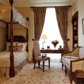 Mobilier din lemn într-o cameră mică