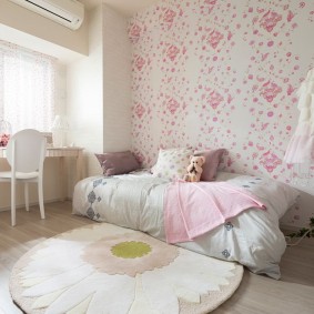 Locul de muncă din fața ferestrei din pepinieră