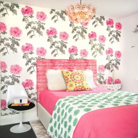 Frumoasa candelabru de pe tavanul pepinierei