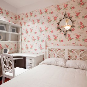 Două perne mici pe un pătuț