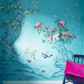 Pernă roz pe un scaun vintage