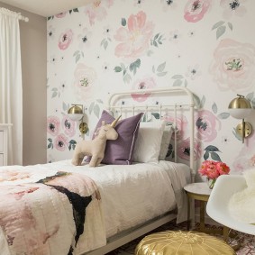 Jucărie preferată pe patul fetei