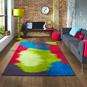 Accents lumineux dans une pièce avec un mur de briques