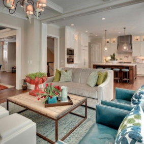 Gemütliches Küchenwohnzimmer in einem Haus auf dem Land