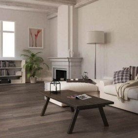 Décoration murale lumineuse dans le hall avec une cheminée