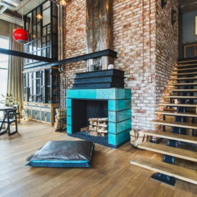 เตาผิงสไตล์อุตสาหกรรมในห้องนั่งเล่น