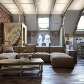 ห้องนั่งเล่นพร้อมสำนักงานในห้องใต้หลังคาของบ้านส่วนตัว