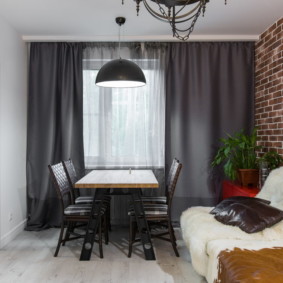 ผ้าม่านสีเทาทำจากวัสดุหนา