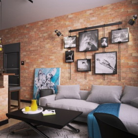 ภาพถ่ายขาวดำเหนือโซฟาในห้องโถง