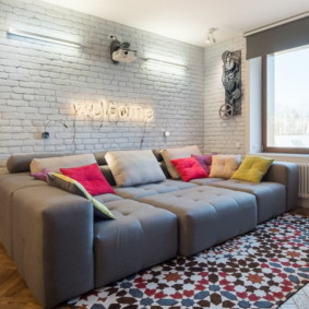 หมอนสดใสบนโซฟาสีเทา