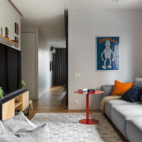 โต๊ะแดงที่ขาข้างหนึ่ง