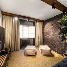 คานมืดบนเพดานสีขาว