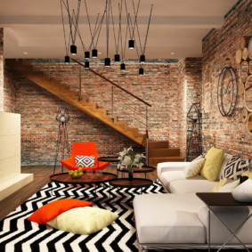 บันไดไม้ในการตกแต่งภายในของบ้าน