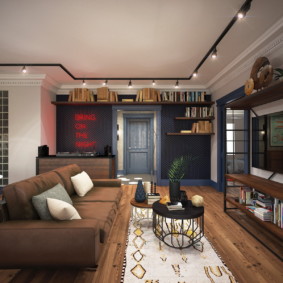 เปิดสายไฟบนเพดานของอพาร์ทเมนท์