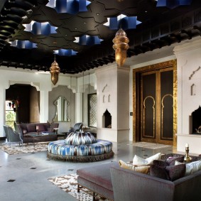 Stijlvolle lampen in het oostelijke interieur