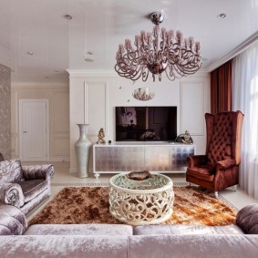 Witte gordijnen in de neoklassieke stijlhal