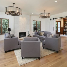 เฟอร์นิเจอร์ตกแต่งด้วยเบาะสีเทา