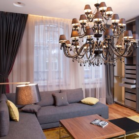 เฟอร์นิเจอร์สีเทาในห้องเล็ก ๆ