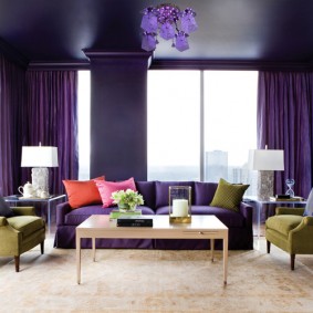 Donker plafond in de hal met panoramische verlichting