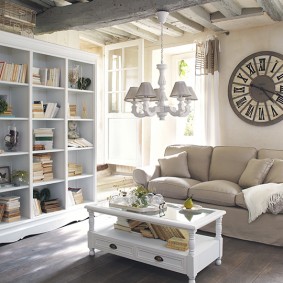 Wandklokdecor boven de bank