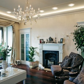 โคมระย้าแก้วบนเพดานสีขาวของห้องโถง