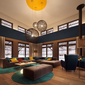 Plafondlamp in de hal van een woonhuis