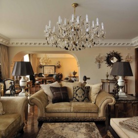 Glazen kroonluchter in de woonkamer