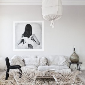 Stoffen lampenkap op een plafondlamp