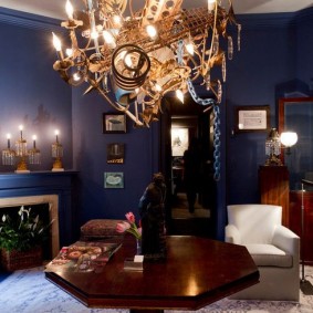 Fancy lamp op het plafond van de woonkamer