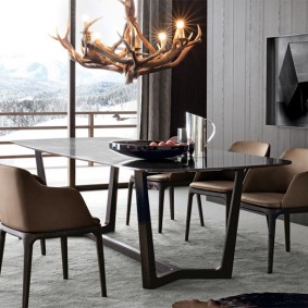 Hoorns kroonluchter boven de eettafel