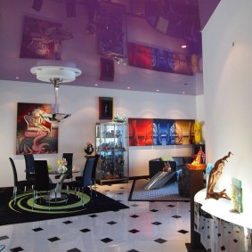 พื้นเซรามิกในห้องโถงที่มีเพดานมืด